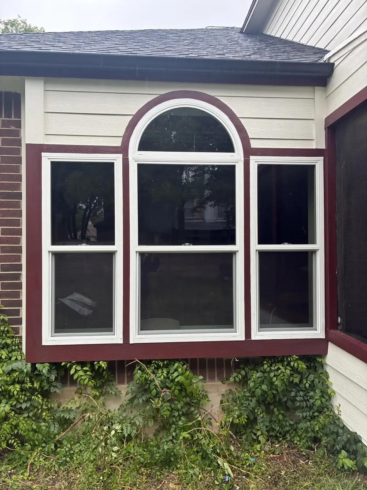 Wide bay window with an arched center pane